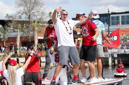 Rob Gronkowski, ala cerrada de Tampa Bay, durante la celebración de ayer de los Bucaneros. (AP)