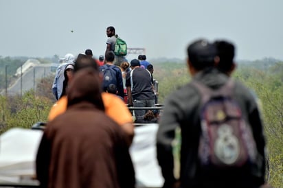 López Obrador llamó a los migrantes centroamericanos a que no se dejen engañar por los traficantes de personas, porque llevará tiempo un cambio en la política migratoria de Estados Unidos. (ARCHIVO)