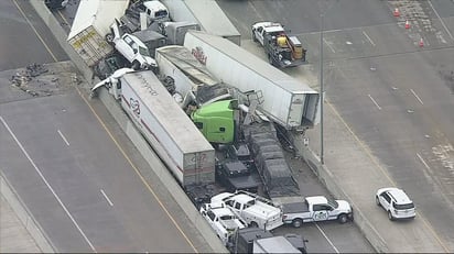 Entre 75 y 100 vehículos se vieron afectados en el choque masivo que se presentó en Fort Worth, Texas, este jueves (ESPECIAL) 