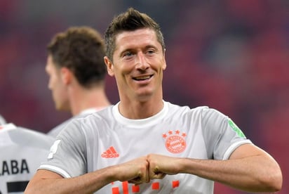 El pasado 22 de septiembre del 2015, el delantero Robert Lewandowski hizo historia en la Bundesliga y con el Bayern Munich al marcar cinco goles en tan solo nueve minutos.  (AP)