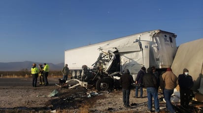 En el percance se vieron involucradas dos trailers. (EL SIGLO COAHUILA)