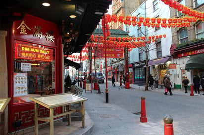 Atrás quedaron los desfiles, las danzas de dragones y el ambiente festivo que solía experimentar con la llegada de su Año Nuevo el barrio chino de Londres, que en esta ocasión recibió tímidamente al calendario lunar del buey con la mayoría de sus comercios cerrados y una sensación de vacío en sus calles. (EFE)