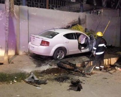 El accidente ocurrió cerca de las 2:50 de la madrugada de este sábado, sobre el Periférico Raúl López Sánchez, a la altura de la calle El Fresno de dicho sector habitacional.
(EL SIGLO DE TORREÓN)