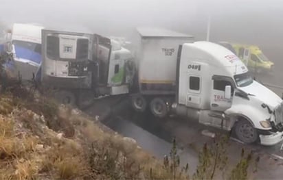 La mañana de este sábado se registró una carambola de al menos cuatro tráilers en la autopista Monterrey-Saltillo, a la altura del kilómetro 74.
(TWITTER)