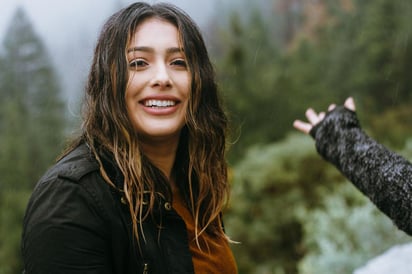 Aunque parecería que el invierno es una razón suficiente para  no salir de casa con el cabello mojado o húmedo, lo cierto es que en muchas ocasiones preferimos salir así para evitar el daño causado por el calor y la secadora. Sin embargo, puede ser igual o peor. (ARCHIVO)