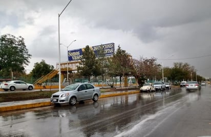 La lluvia que sorprendió esta tarde a los laguneros, es producto del paso de la masa de aire polar que impulsa al frente frío número 35 por la región. (GUADALUPE MIRANDA)