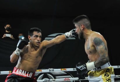 El hermosillense Daniel “Caballo” Lugo hizo una pelea inteligente, efectiva, consistente, y terminó por arrollar y vencer por amplia decisión unánime al capitalino Luis “Hacha” Guzmán, para convertirse en campeón Fecarbox de peso Pluma, en la pelea estelar de la función con la que Max Boxing abrió su temporada boxística 2021 en las instalaciones de Grupo Sipse en Mérida. (ESPECIAL)