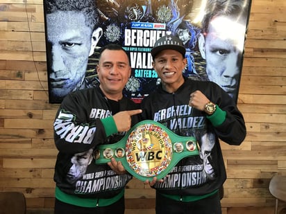 El Campeón Mundial Superpluma del Consejo Mundial de Boxeo, Miguel “Alacrán” Berchelt y su entrenador, Alfredo Caballero, ofrecieron conferencia de prensa en Hermosillo, Sonora, donde compartieron aspectos del importante compromiso que sostendrán el próximo sábado 20 de febrero. (ESPECIAL)
