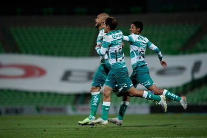 Matheus Doria del Santos en festejo con sus compañeros de equipo despues de anotar el primer gol durante el juego de la jornada 6 del Torneo Guard1anes Clausura 2021 de la Liga BBVA MX en el Estadio Corona el 14 de Febrero de 2021 en Torreon, Mexico. (Foto: Jos Alvarez/JAM MEDIA)