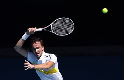 Daniil Medvedev no tuvo problemas para derrotar 6-4, 6-2, 6-3 a Mackenzie McDonald, con lo que avanzó a los cuartos de final. (AP)