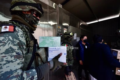 Ayer las autoridades estatales recibieron las dosis que serán destinadas a poblados pequeños. (ÉRICK SOTOMAYOR)