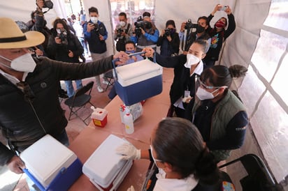  Durante el arranque de inoculación contra COVID-19 de Población de Adultos Mayores (PAM), se aplicaron 23 mil 369 dosis de vacuna AstraZeneca en 30 entidades, informó José Luis Alomía Zegarra, director de Epidemiología de la Secretaría de Salud. (EL UNIVERSAL)