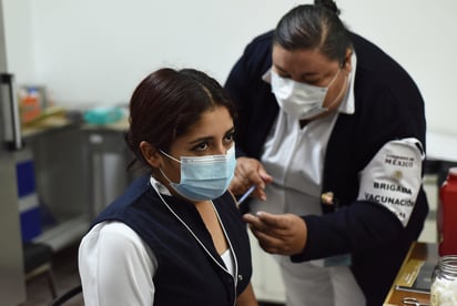 El secretario de Salud pidió a los trabajadores no preocuparse por la aplicación de la segunda dosis.