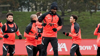 Liverpool sostuvo ayer un entrenamiento con miras al partido de hoy frente al Leipzig, en la ida de los octavos de final de la Champions. (CORTESÍA)