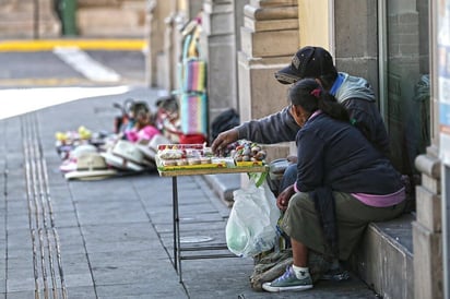 El porcentaje de la población en pobreza laboral, con un ingreso laboral inferior al valor de la canasta alimentaria en México, repuntó al cierre del año pasado para ubicarse en 40.7% en el cuarto trimestre de 2020, tasa superior al 37.3% reportado un año antes, informó el Consejo Nacional de Evaluación de la Política de Desarrollo Social (Coneval). (ESPECIAL) 