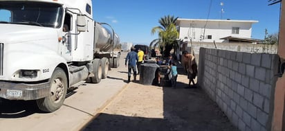  Tras la manifestación que realizaron los habitantes de varios ejidos de Viesca, quienes este martes bloquearon la carretera libre a Saltillo por la falta de agua, personal del Municipio de Matamoros se dio a la tarea de llevarles el líquido mediante pipas. (MARY VÁZQUEZ)