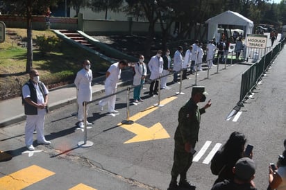  Autoridades del sector salud aseguraron que el fallecimiento de un médico en Morelos a causa de COVID-19 no puede ser atribuible a la vacuna de Pfizer-BioNTech que se le colocó el pasado 13 de enero, pues el doctor ya se había contagiado del virus previo a su inmunización y posteriormente desarrolló los síntomas hasta su muerte. (ARCHIVO)