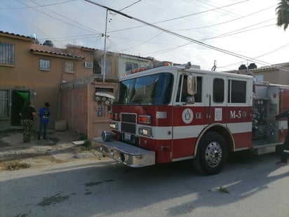 Empleando una máquina de ataque rápido el personal trabajó en la vivienda por espacio de una hora. (EL SIGLO DE TORREÓN)