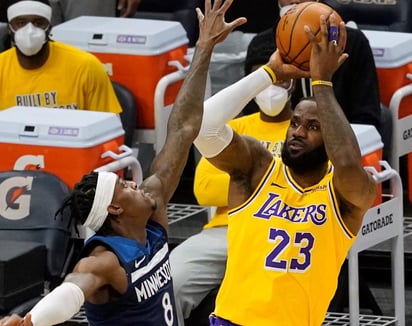 LeBron James anotó 30 puntos y bajó 13 rebotes, en la victoria de los Lakers 112-104 sobre Timberwolves de Minnesota. (AP)