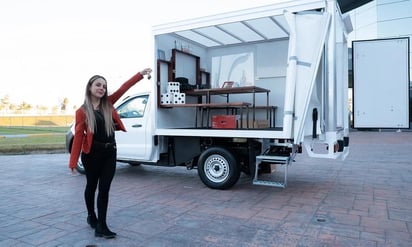 Hace unos meses la profesora se viralizó en redes gracias a que adaptó la parte trasera de su camioneta como un salón de clases (ESPECIAL) 