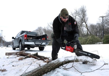 Unos 100 millones de personas continúan afectadas este miércoles por una tormenta invernal que dejó al menos 26 muertos, forzó la cancelación de casi 4,000 vuelos comerciales y causó vastos cortes en el suministro de energía eléctrica. (ARCHIVO) 
