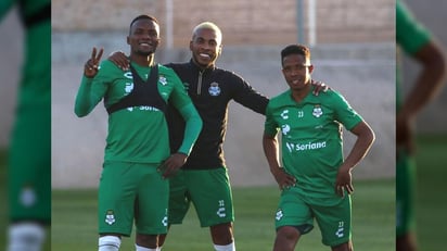 Con el colombiano Juan Ferney Otero y el uruguayo Fernando Gorrirán, el Santos ha mostrado buen rendimiento en la mitad del campo. (ESPECIAL)