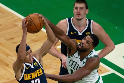  El escolta Jaylen Brown aportó 27 puntos y ocho asistencias que le dejaron al frente del ataque de los Boston Celtics, que se impusieron por 112-99 a los Denver Nuggets pese a los 43 puntos que les aportó el pívot serbio Nikola Jokic. (ESPECIAL) 
