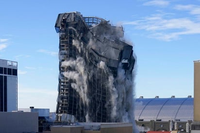 Un lugar en el Boardwalk de Atlantic City donde estrellas del cine, el deporte y el rock solían ir de fiesta —y un futuro presidente afiló su habilidad para la bravata y la exageración— quedó reducido a una montaña polvorienta de escombros el miércoles. (ESPECIAL)
