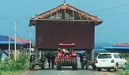 La casa estaba siendo remolcada por un tractor (CAPTURA)