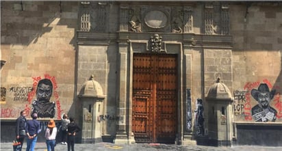  Antes de retirarse del plantón que mantuvieron desde el lunes, integrantes del Frente Popular Revolucionario (FPR), del Partido Comunista de México (PCM) y de la Unión Indígena Popular, provenientes en su mayoría de Oaxaca, realizaron pintas sobre la Puerta Central y la fachada principal de Palacio Nacional. (ESPECIAL)