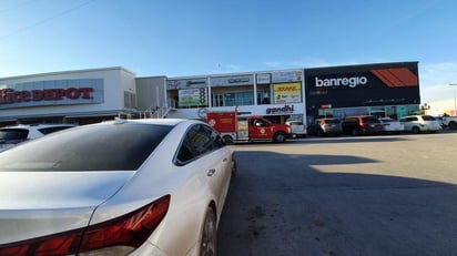 Un joven de 16 años de edad perdió la vida tras recibir una descarga eléctrica mientras se encontraba realizando trabajos de mantenimiento en la azotea de una sucursal bancaria de la ciudad de Torreón. (EL SIGLO DE TORREÓN)