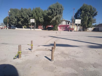 A mediados de septiembre se colocaron las bases donde se instalaría la estructura de la techumbre, pero ya no regresaron. (EL SIGLO DE TORREÓN) 