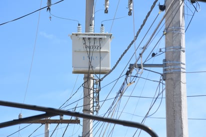 El presidente de Canacintra, Carlos González, insistió en la necesidad de que se resuelva el problema de fondo, que es la falta de inversión en las plantas generadoras de energía. Dijo que esta problemática afecta a muchos trabajadores por lo que urgió a resolverla. (FERNANDO COMPEÁN)