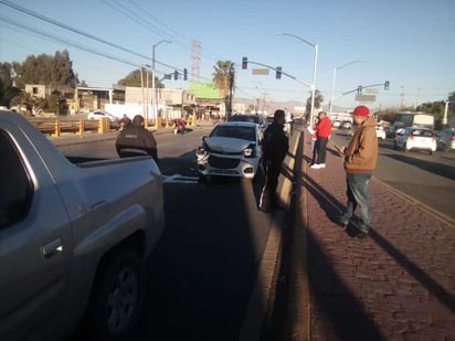 Un automóvil chocó por alcance contra una camioneta que esperaba el cambio de luz en el semáforo. (EL SIGLO DE TORREÓN)