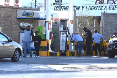 En distintas gaseras de la ciudad se observó un aumento en la afluencia de personas que acudieron a llenar los cilindros. (FERNANDO COMPEÁN)