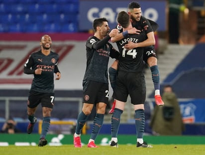 Manchester City derrotó 3-1 al Everton en partido pendiente, y alargó a 10 puntos su ventaja en la cima de la Premier League. (EFE)