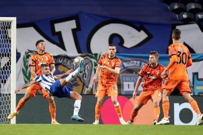 Jesús Corona estuvo cerca de marcar el tercer gol del Porto en una especie de chilena que se fabricó él mismo. (AP)