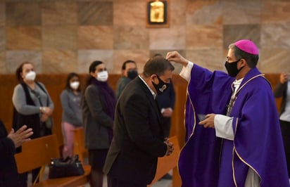 Desde muy temprano el obispo de Torreón, Luis Martín Barraza Beltrán, ofició la Santa Misa en la Catedral de Nuestra Señora del Carmen por el inicio de la Cuaresma. (ÉRICK SOTOMAYOR)