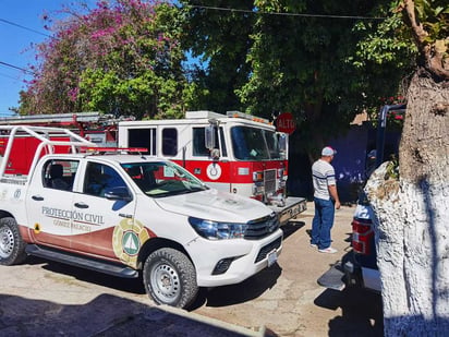 Personal de Bomberos sofocó el fuego para evitar que se propagara a otros domicilios. (EL SIGLO DE TORREÓN)