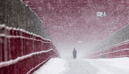 Casi un millón de personas en Estados Unidos continúan este jueves por tercer día consecutivo sin suministro de electricidad debido a dos tormentas invernales que avanzan desde el sur al noreste del país y que han causado decenas de muertos. (ARCHIVO) 
