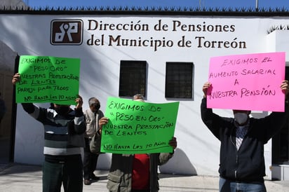 Fueron alrededor de 40 personas quienes en punto de las 11:00 horas se comenzaron a dar cita a las afueras de la Dirección de Pensiones, esto sobre la banqueta de la calle Ramón Corona entre las avenidas Abasolo y Ocampo.
(FERNANDO COMPEÁN)