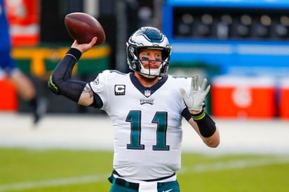  Los Colts de Indianápolis cerraron este jueves la adquisición del mariscal de campo Carson Wentz tras cerrar su traspaso con los Eagles de Filadelfia, que recibieron una selección de segunda ronda del sorteo universitario del 2022, que podría luego convertirse en una primera. (ESPECIAL)
