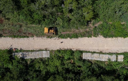 Los litigios en contra del Tren Maya no terminan, pues organismos civiles informaron que el Juzgado Cuarto de Distrito concedió tres nuevas suspensiones, que ordenan detener los trabajos en el tramo tres (Calkiní-Izamal) en Yucatán por posibles afectaciones ambientales. (ARCHIVO)