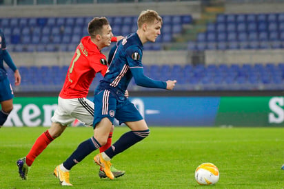 Dani Ceballos y el noruego Martin Odegaard marcaron el ritmo del choque ante el Benfica que empató el Arsenal (1-1) en la ida de los dieciseisavos de final de la Liga Europa. (AP)
