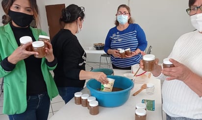 Las alumnas del taller fabricaron un gel reductivo y reafirmante.