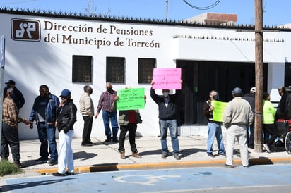 Un grupo de cerca de 40 personas protestó ayer sobre la banqueta de la Dirección de Pensiones. (FERNANDO COMPEÁN)