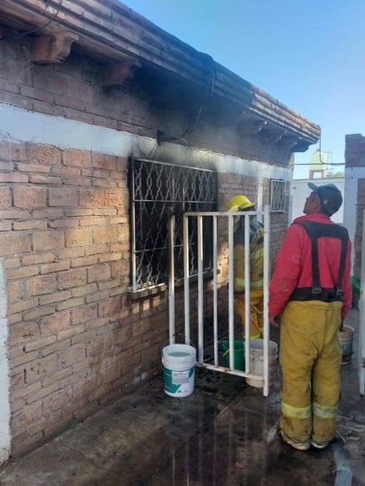 De manera inmediata los bomberos, acompañados del personal de Protección Civil, acudieron al poblado. (EL SIGLO DE TORREÓN)