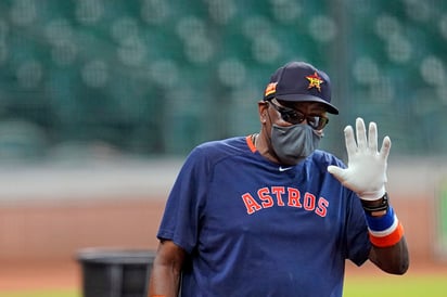 El veterano piloto de los Astros de Houston decidió aplicarse la vacuna y poner el ejemplo. (AP)