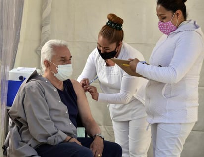 Contento. Tras recibir la vacuna en la Clínica 22 del IMSS en la Alcaldía Magdalena Contreras, el cantante Enrique Guzmán pidió a las personas a través de un video colocado en las redes del Seguro Social,  que se vacunen.