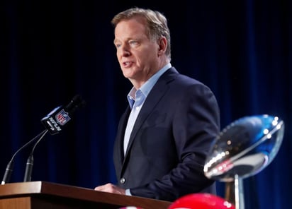 El Comisionado Roger Goodell está trabajando horas extras para lograr los ajustes que garanticen a los equipos solventar pérdidas de pandemia. (ARCHIVO)